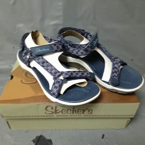 BOXED PAIR OF SKECHERS RAGGAE CUP SANDALS - UK SIZE 3