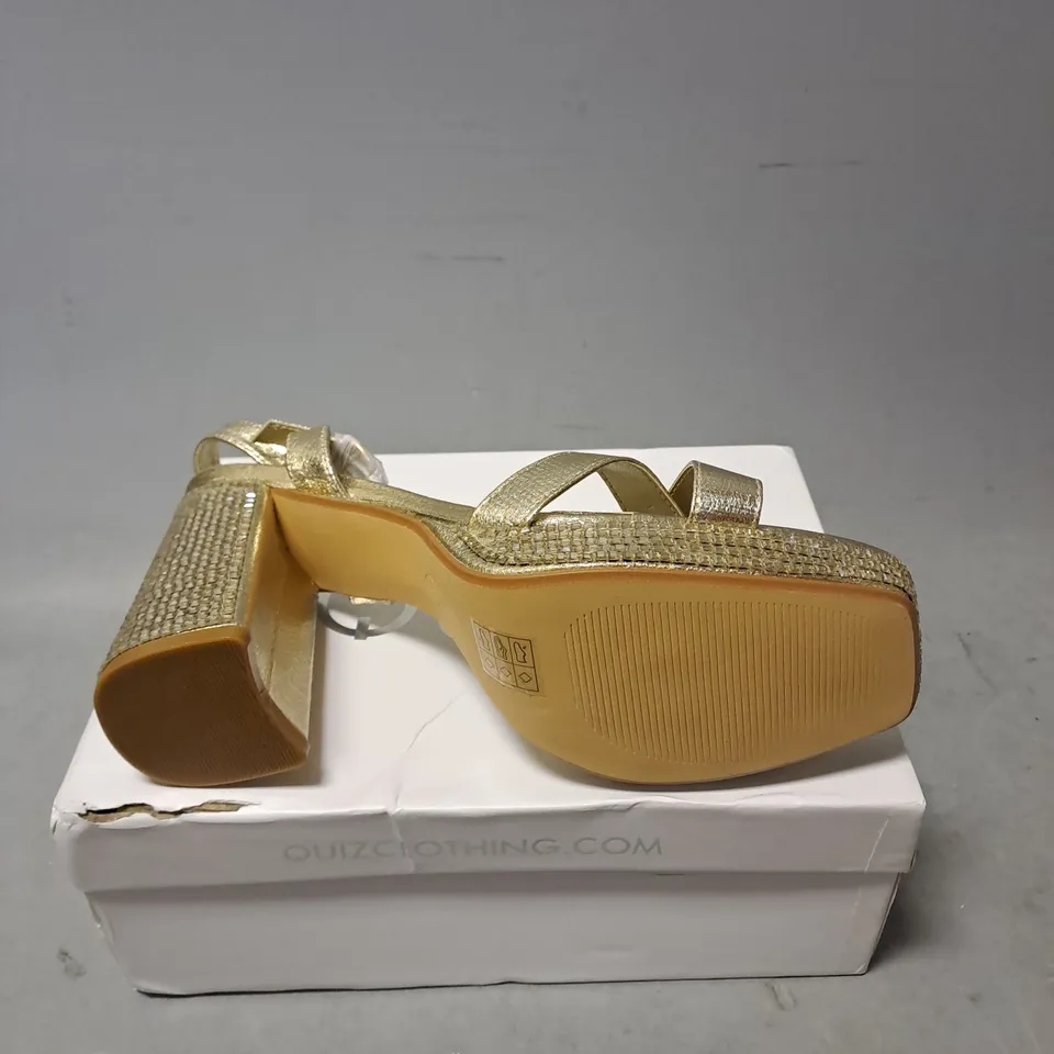 BOXED PAIR OF QUIZ RHINESTONE OPEN TOE BLOCK PLATFORM HEELS IN GOLD SIZE 8