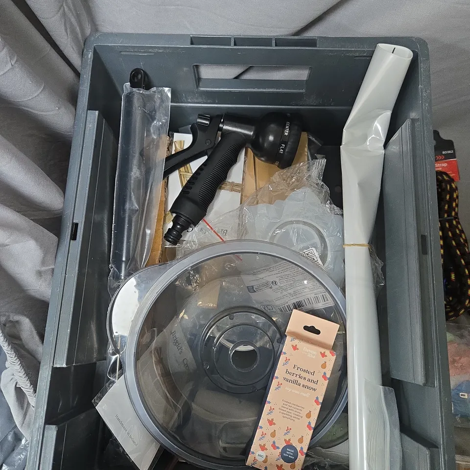 APPROXIMATELY 15 ASSORTED EQUESTRIAN TACK AND HARDWARE LOT: BIT, REINS, FITTINGS