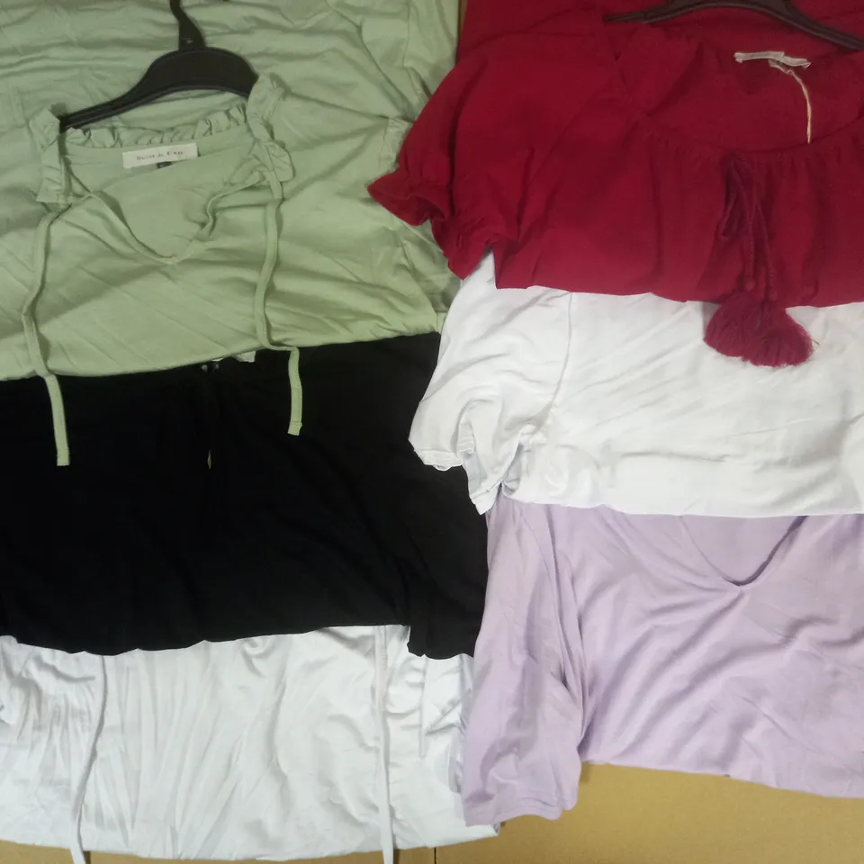 BOX OF APPROX 6 ASSORTED ITEMS OF MAISON DE NIMES CLOTHING IN VARIOUS SIZES AND STYLES
