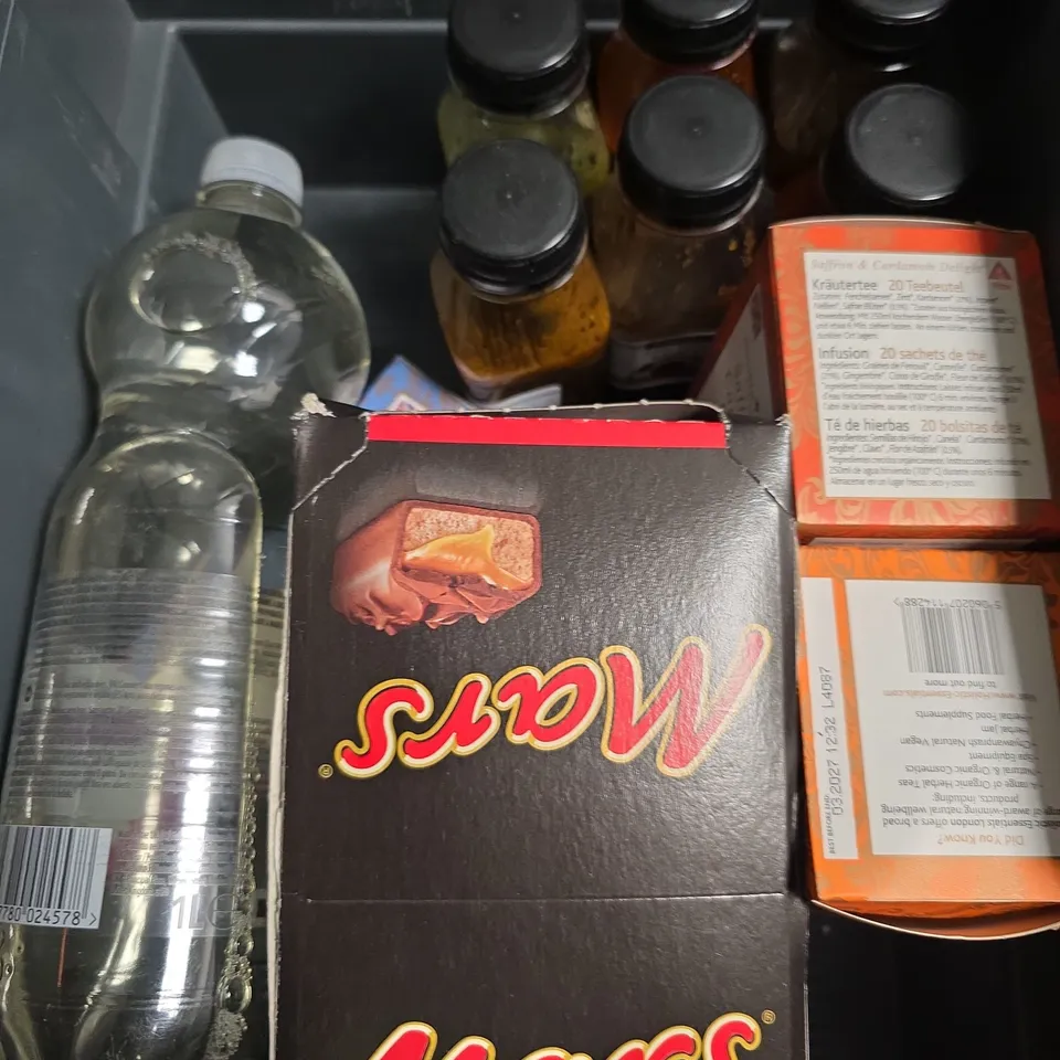 APPROXIMATELY 10 ASSORTED FOOD/DRINK PRODUCTS TO INCLUDE HERBAL TEA, MARS BARS, FLAVOURED WATER ETC 