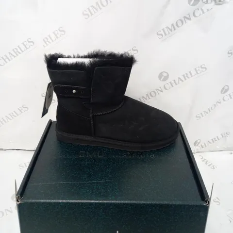 BOXED PAIR OF EMU AUSTRALIA SUMMERLANDS BOOTS BLACK SIZE 6 