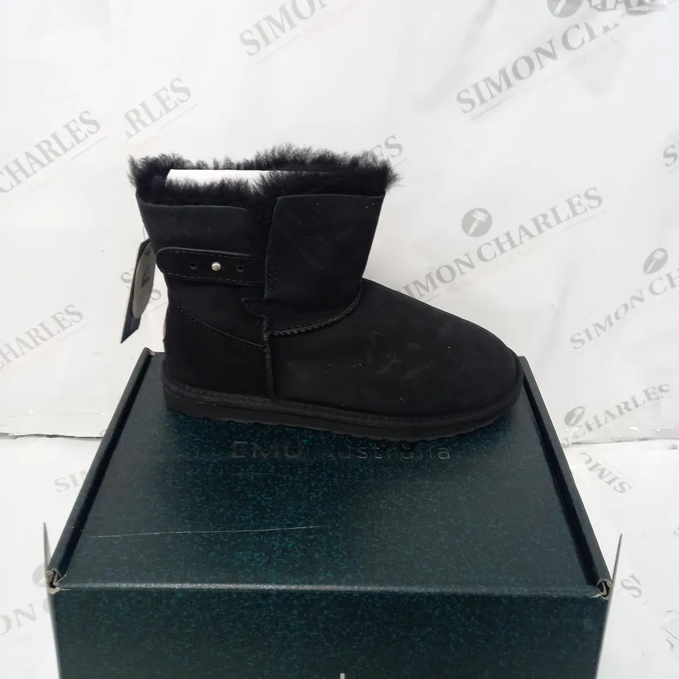 BOXED PAIR OF EMU AUSTRALIA SUMMERLANDS BOOTS BLACK SIZE 6 