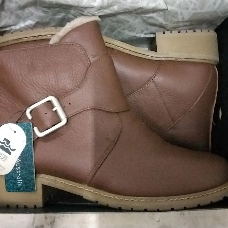3 EMU AUSTRALIA SHOE BOXES CONTAINING BOURKE ANKLE BOOT OAK SIZE 9 