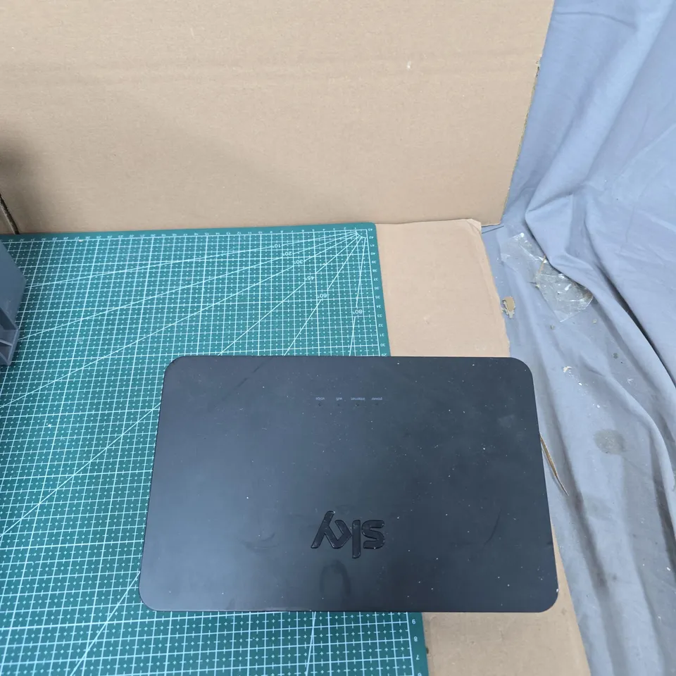 TOTE OF APPROXIMATELY 12 ASSORTED ITEMS TO INCLUDE: SKY ROUTER 