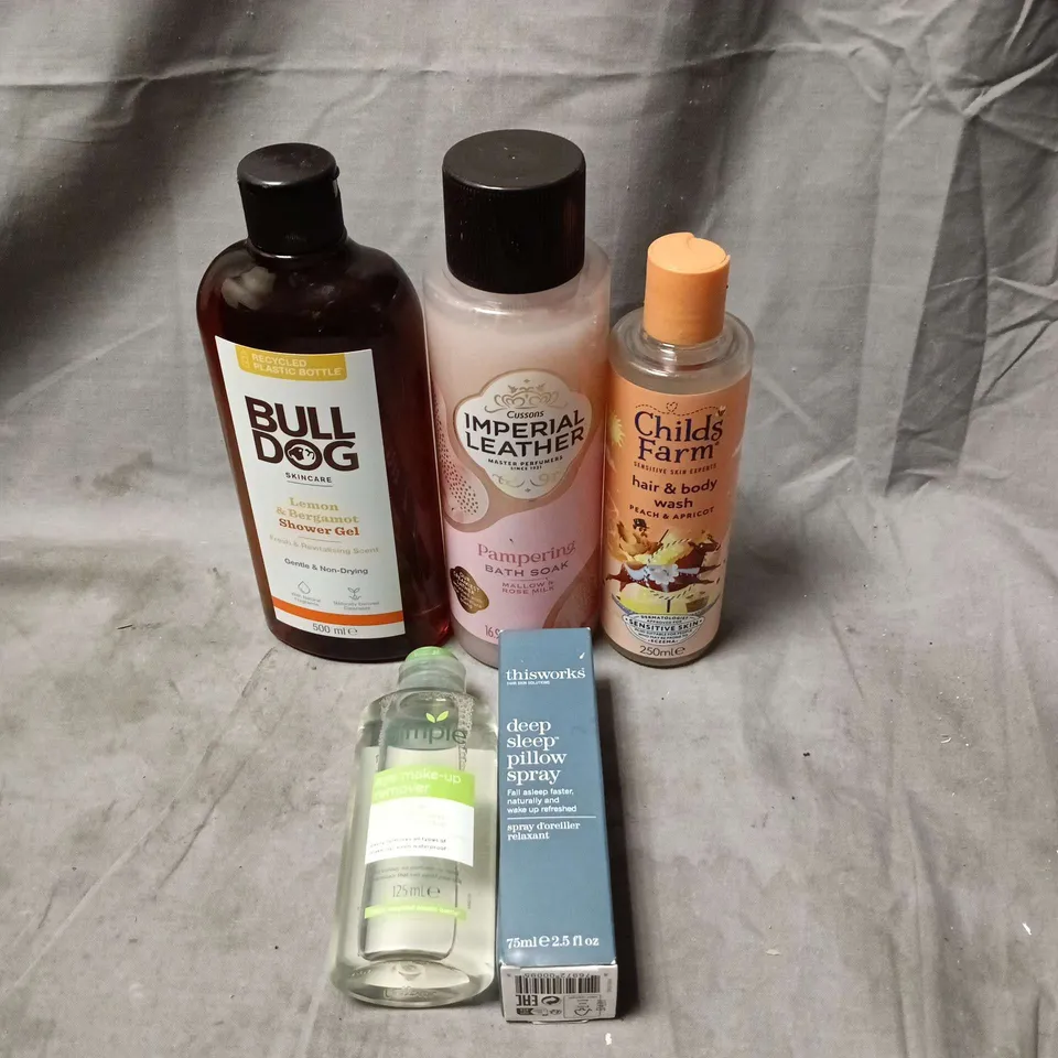APPROXIMATELY 15 ASSORTED COSMETIC ITEMS TO INCLUDE IMPERIAL LEATHER, CHILDS FARM HAIR AND BODY WASH, BULL DOG, SIMPLE, DEEP SLEEP PILLOW SPRAY ETC