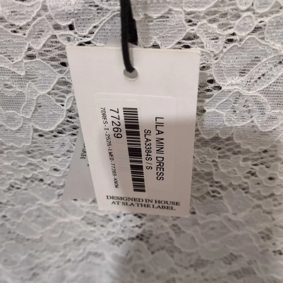SLA THE LABEL LILA MINI DRESS – WHITE LACE, SIZE S