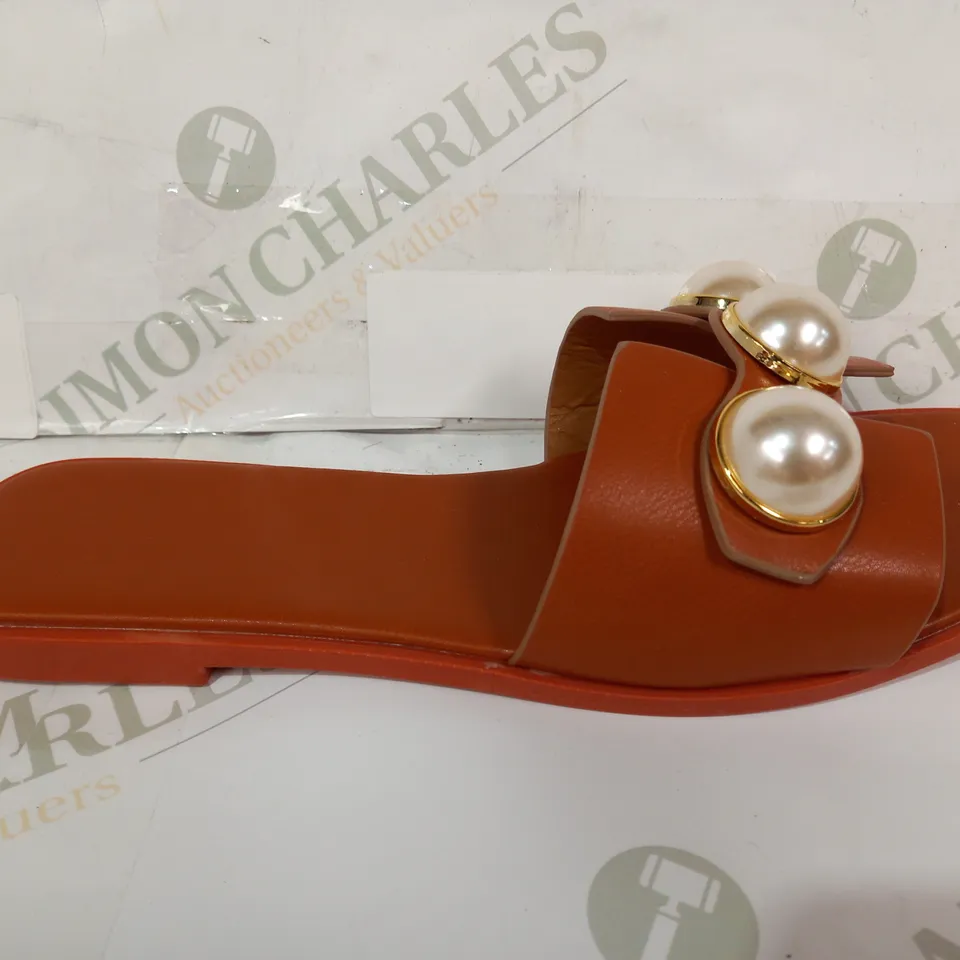 PAIR OF DESIGNER OPEN TOE FLAT SANDALS IN BURNT SIENNA COLOUR W. PEARL EFFECT EU SIZE 37