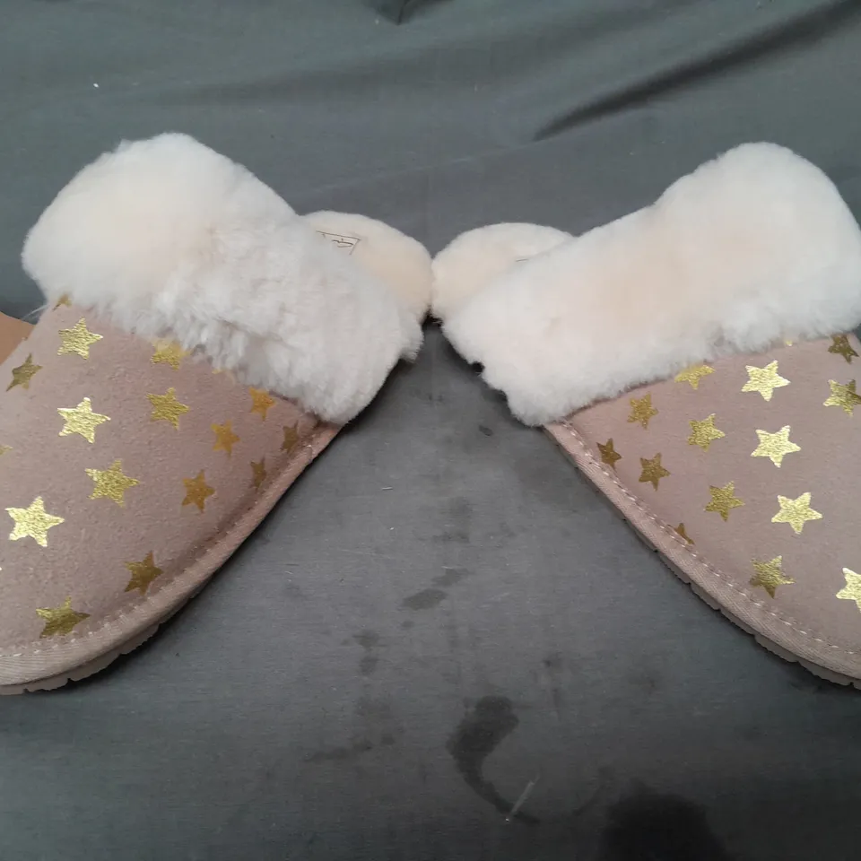 BOXED PAIR OF FENLAND SHEEPSKIN WOMEN'S MULES IN GOLD STAR SIZE 5/6
