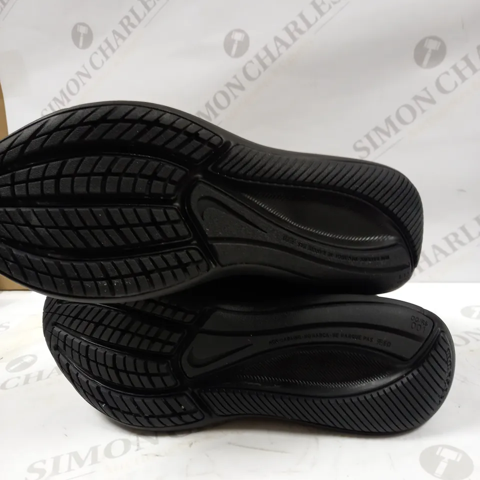 IN THE STYLE OF NIKE STARRUNNER TRAINERS BLACK WITH MESH FINHISH UK 4