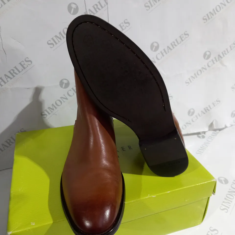 BOXED PAIR OF TED BAKER SIZE 9 SHOES 