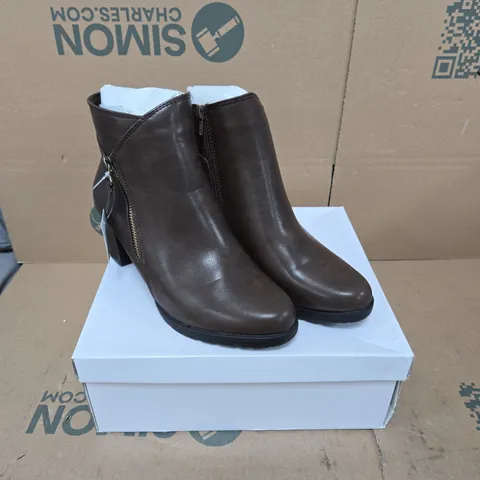 SHOES BY EMMA AMY BROWN PU ANKLE BOOTS – UK SIZE 6