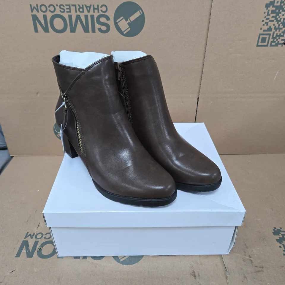 SHOES BY EMMA AMY BROWN PU ANKLE BOOTS – UK SIZE 6