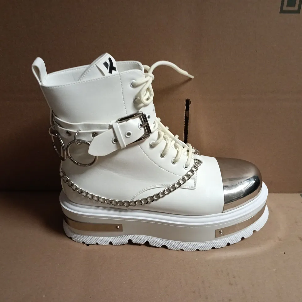 BOXED KOI BORING HARDWARE PLATFORM BOOTS IN WHITE - UK 7
