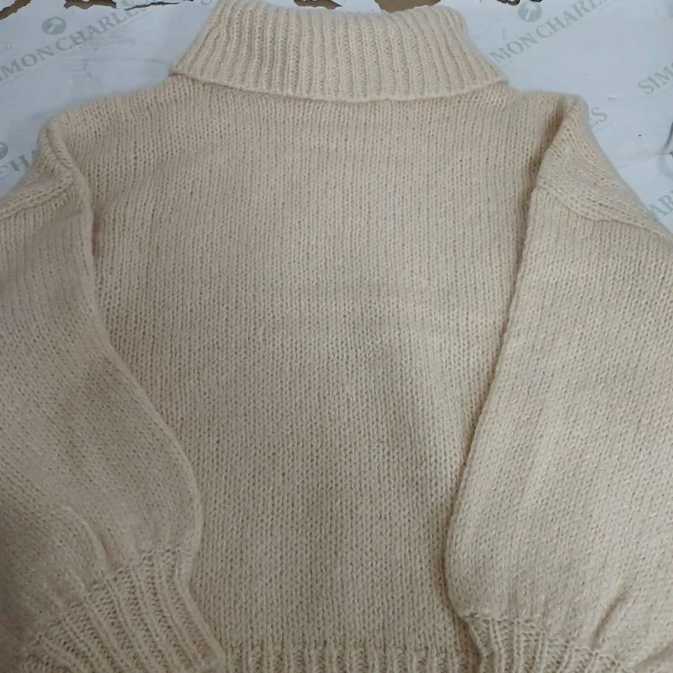 BOX OF APPROX 45 BRAND NEW ROLL RECK PULL OVER JUMPERS IN PARCHMENT BEIGE 