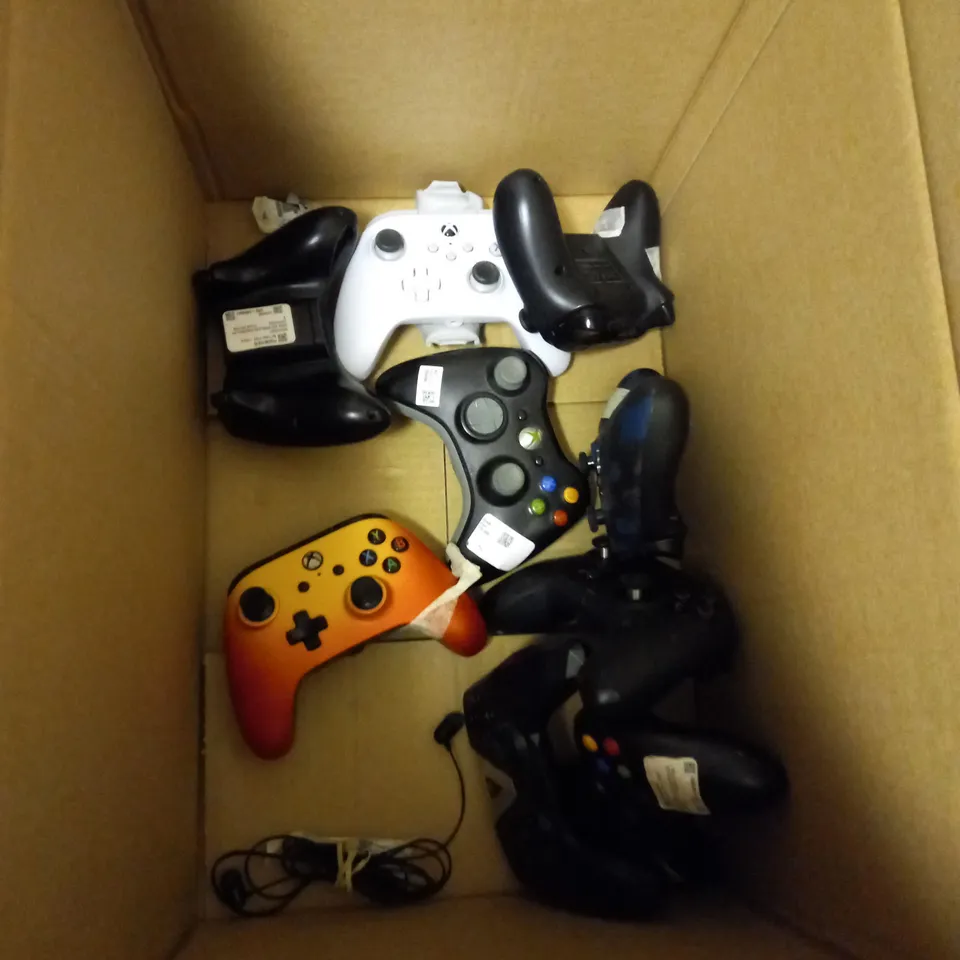 LOT OF 9 XBOX CONTROLLERS FOR SERIES X / XBOX ONE AND XBOX 360