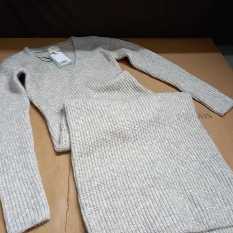 H&M KNITTED DRESS IN NATURAL - XS