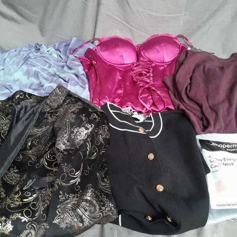 APPROXIMATELY 20 ASSORTED CLOTHING ITEMS IN VARIOUS SIZES AND STYLES TO INCLUDE - DRESSES, JACKET, SHAPEWEAR, ETC