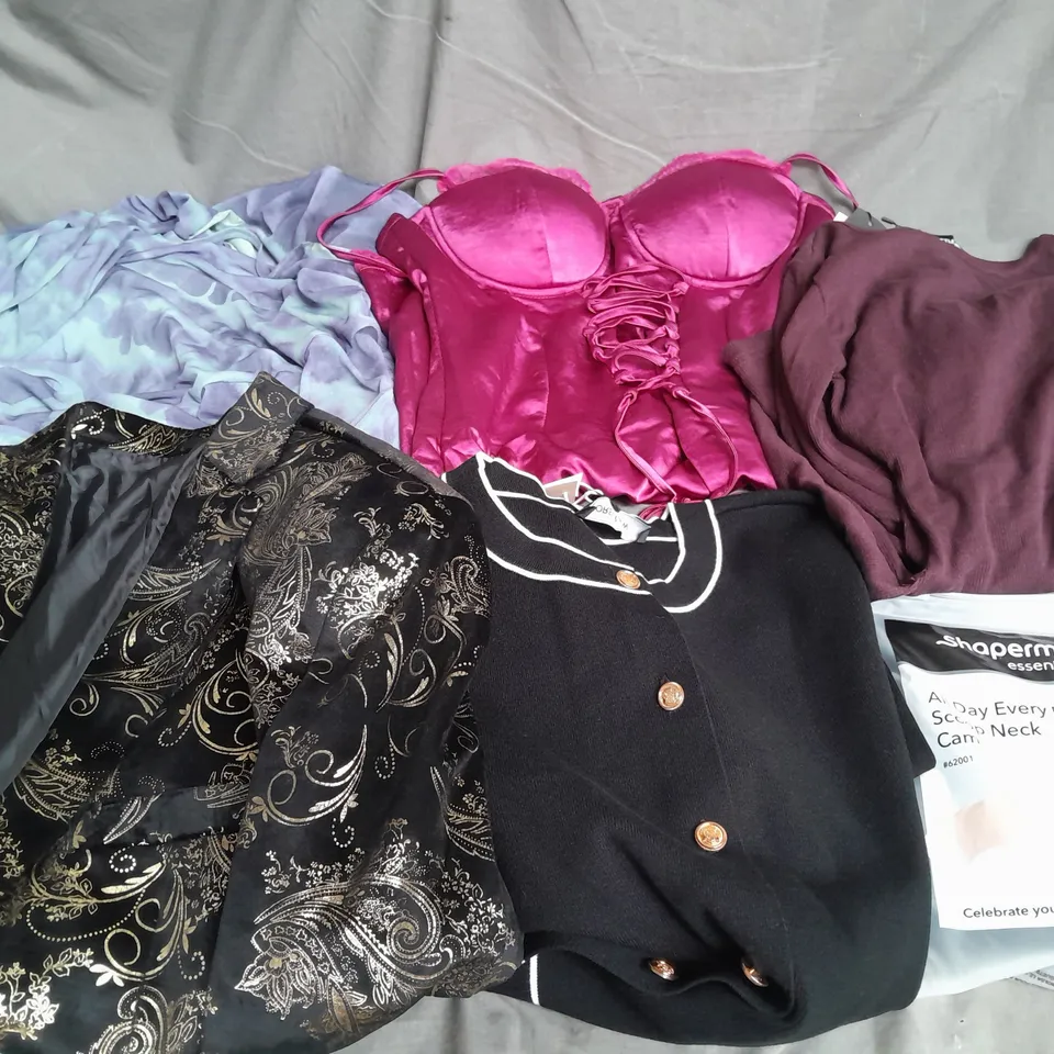 APPROXIMATELY 20 ASSORTED CLOTHING ITEMS IN VARIOUS SIZES AND STYLES TO INCLUDE - DRESSES, JACKET, SHAPEWEAR, ETC