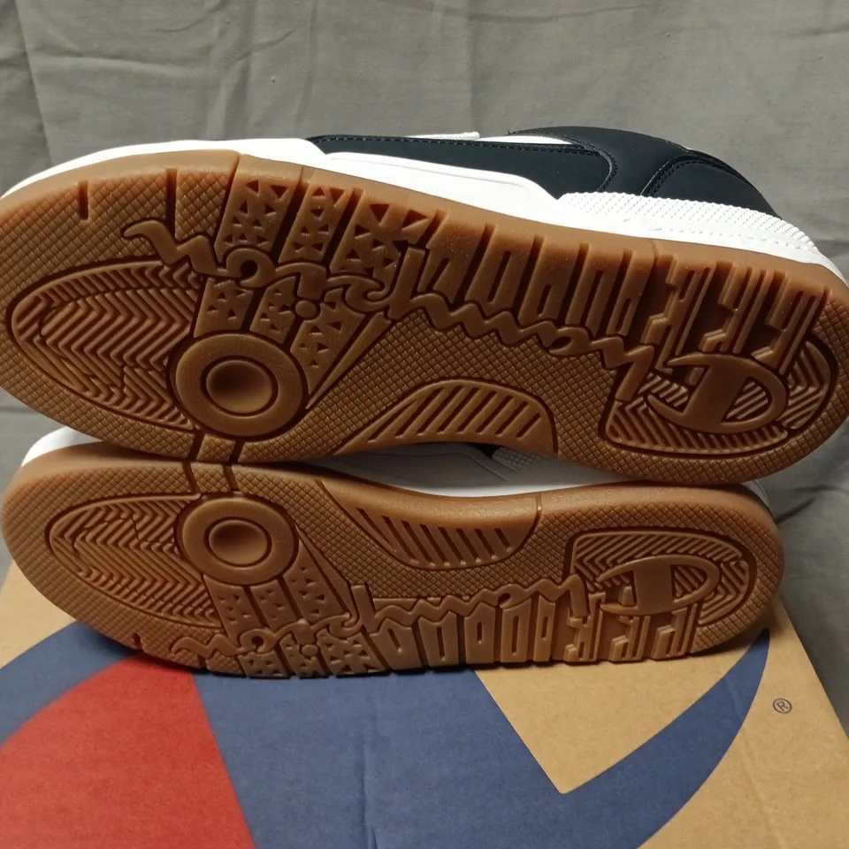 BOXED CHAMPION RD18 HERITAGE LOW TRAINERS – WHITE, NAVY & GUM, UK7 (EU41)