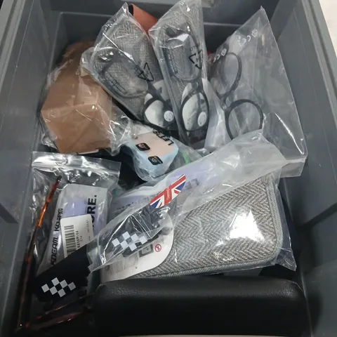 LARGE QUANTITY OF ASSORTED GLASSES AND ACCESSORIES