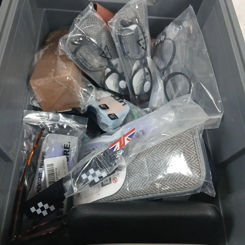 LARGE QUANTITY OF ASSORTED GLASSES AND ACCESSORIES