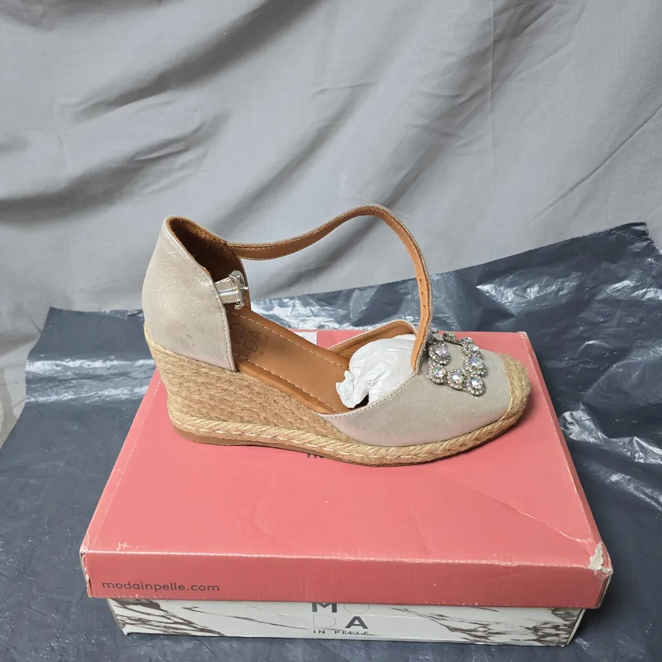 MODA IN PELLE TAUPE WEDGE ESPADRILLE SANDALS WITH CRYSTAL EMBELLISHMENT – SIZE 40