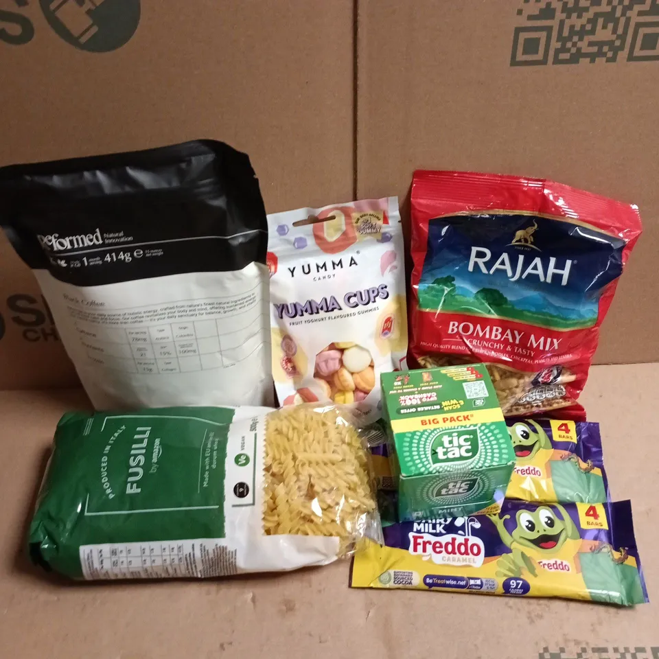 APPROXIMATELY 15 ASSORTED FOOD & DRINK ITEMS TO INCLUDE REFORMED BLACK COFFEE, FUSILLI PASTA, YUMMA CUPS CANDY, ETC - COLLECTION ONLY