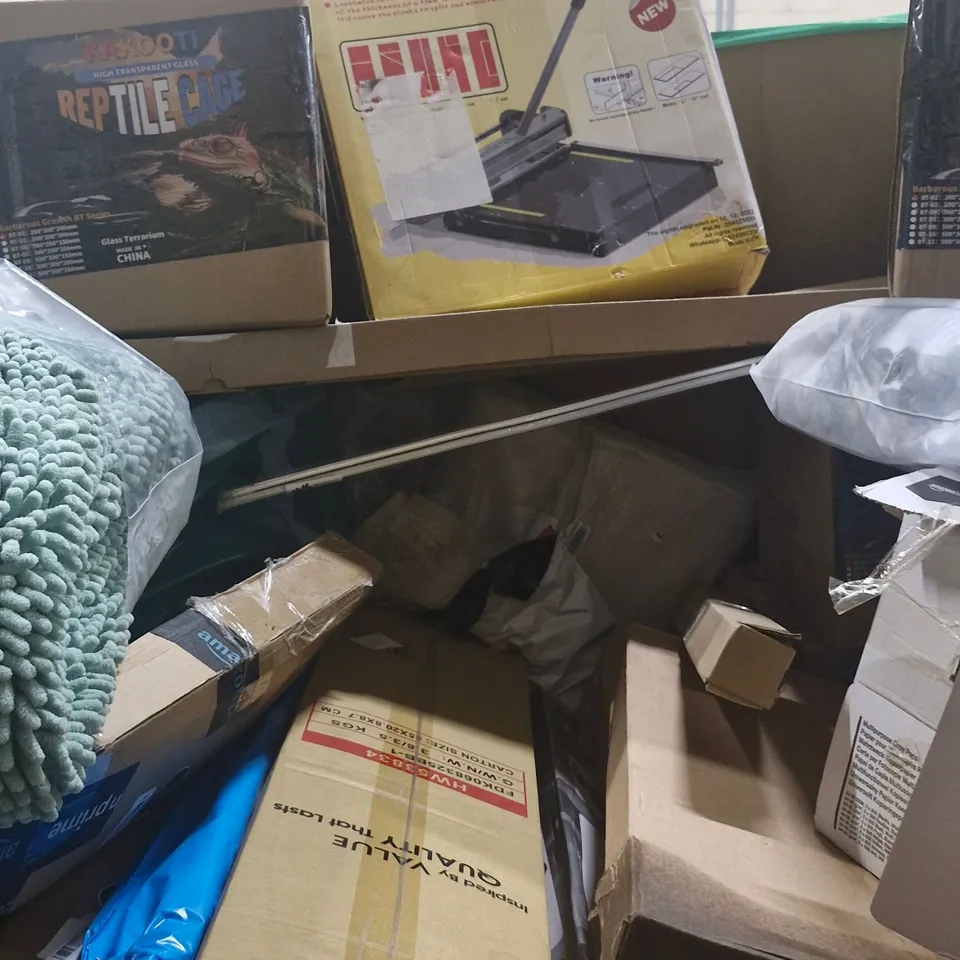 PALLET CONTAINING VARIOUS ASSORTED ITEMS TO INCLUDE: LARGE BATH MAT, SEVERAL REPTILE CAGES, VINYL FLOOR CUTTER ETC.