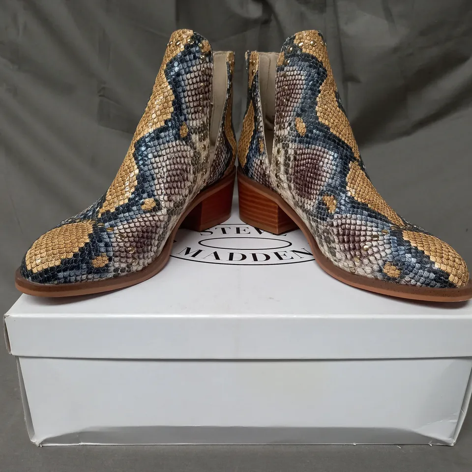 BOXED PAIR OF STEVE MADDEN CONSPIRE SYNTHETIC ANKLE BOOTS IN MULTI EU SIZE 36