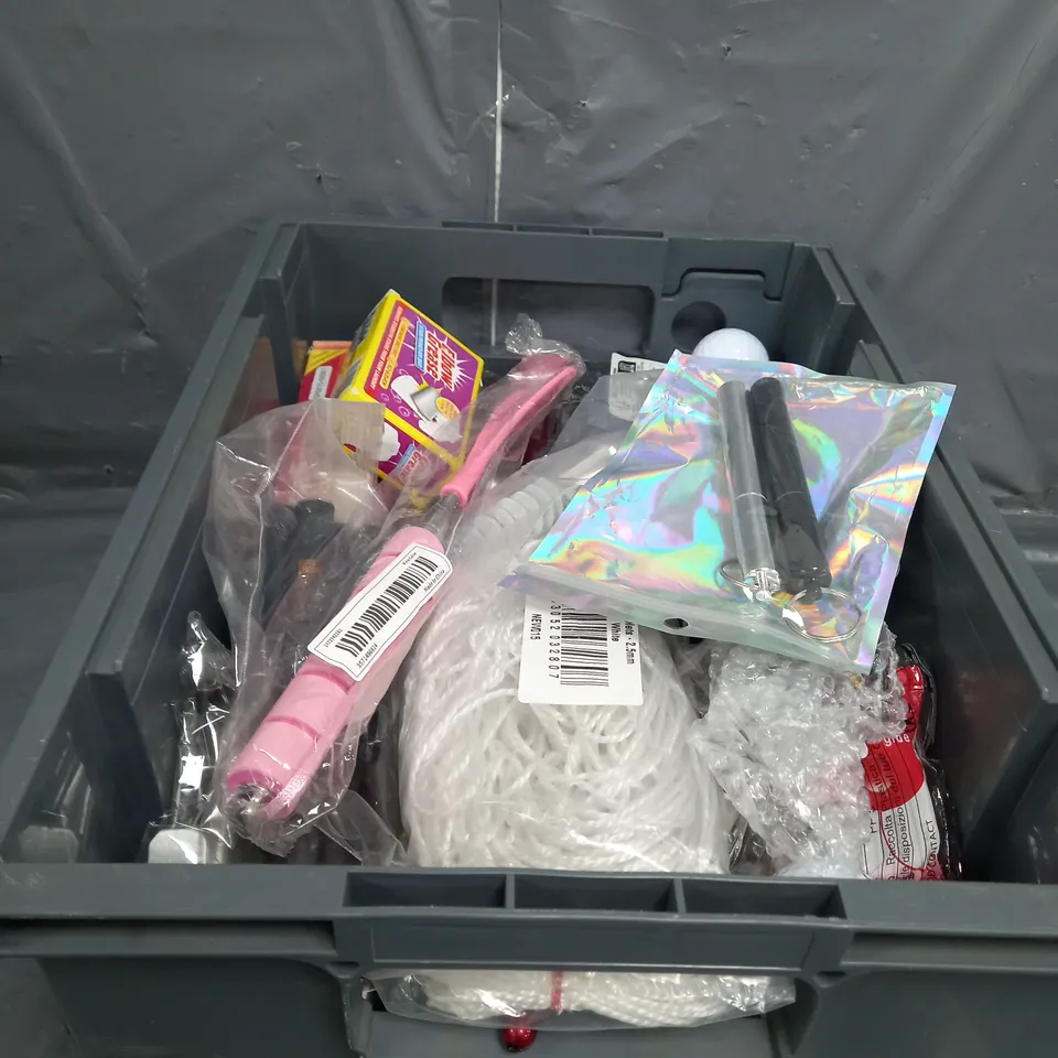 APPROXIMATELY 20 ASSORTED HOUSEHOLD ITEMS TOO INCLUDE TOOLS , MARS PLASTIC , SCALE REDUCER , ETC 