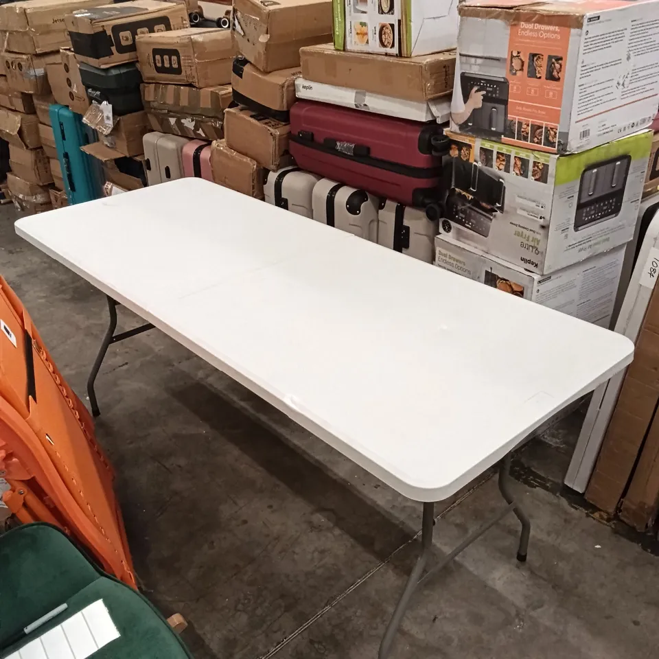 FOLDABLE TABLE 