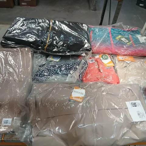 APPROXIMATELY 30 ITEMS OF ASSORTED REGATTA/DARE2B CLOTHING AND ACCESSORIES