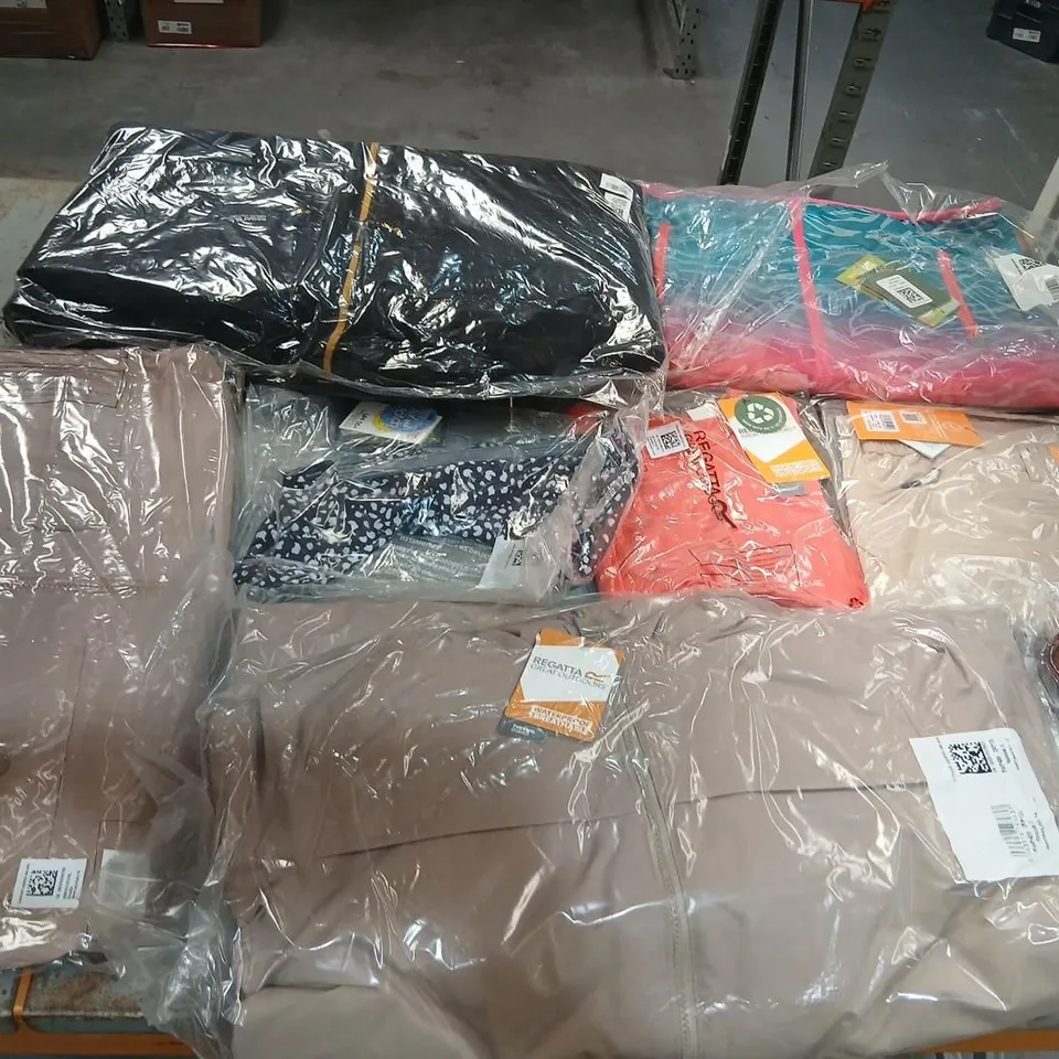 APPROXIMATELY 30 ITEMS OF ASSORTED REGATTA/DARE2B CLOTHING AND ACCESSORIES
