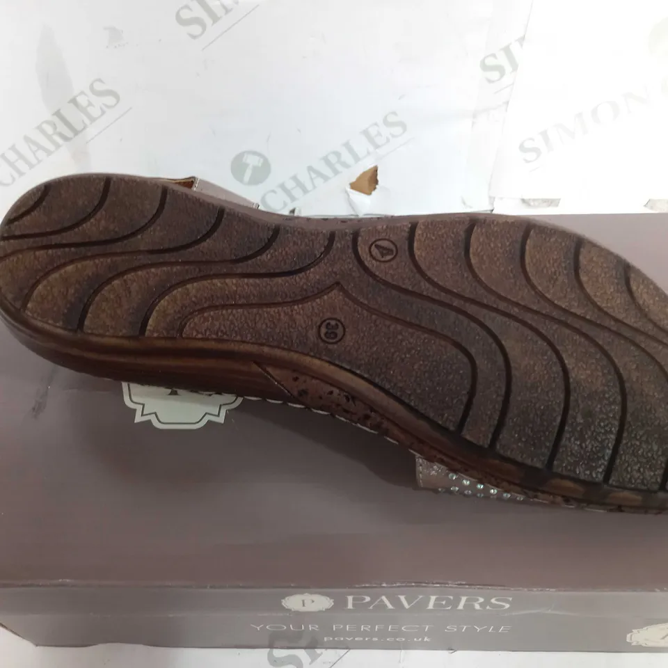 BOXED PAIR OF PAVERS SANDALS IN PEWTER - EU SIZE 39