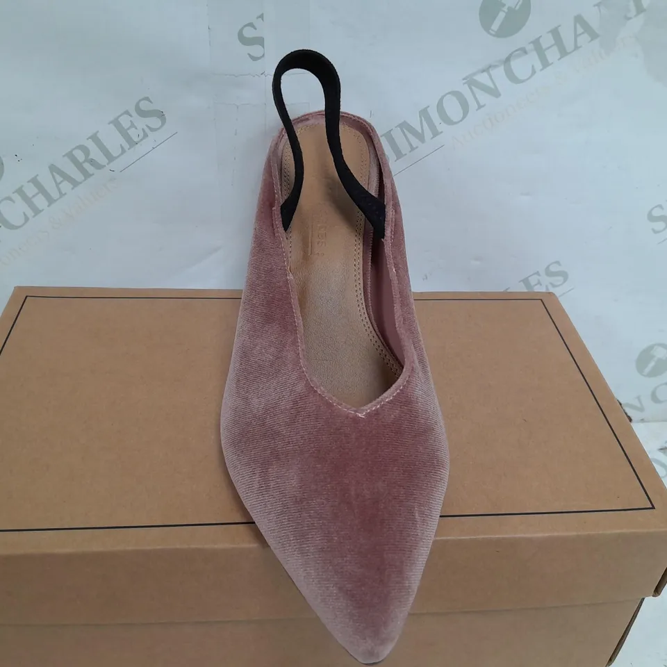 BOXED PAIR OF ASOS DESIGN WIDE FOT WISHFUL MID HEELS IN BLUSH - UK 4