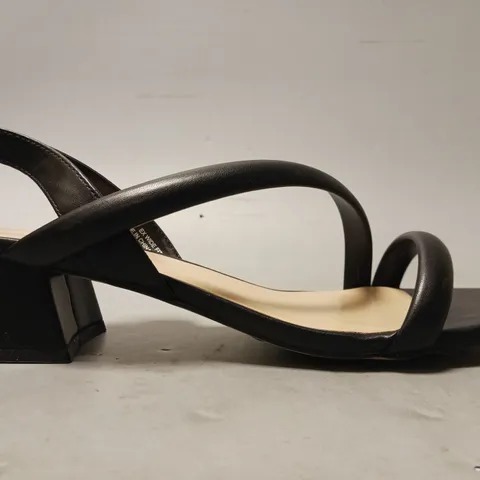 BOXED PAIR OF SIMPLY BE OPEN TOE LOW BLOCK HEEL STRAPPY SANDALS IN BLACK UK SIZE 7