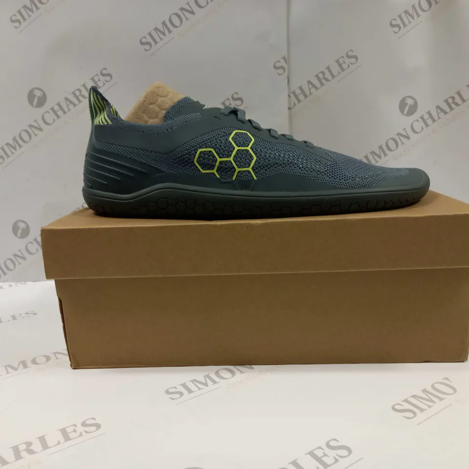 BOXED PAIR OF VIVO BAREFOOT GEO RACER KNIT MENS TRAINERS IN BALSAM GREEN UK SIZE 11