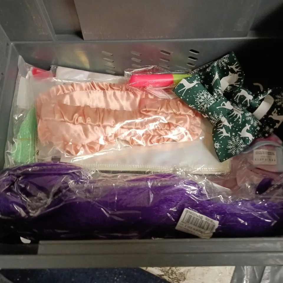 LOT OF APPROXIMATELY 12 ASSORTED HEALTH AND BEAUTY ITEMS TO INCLUDE MAKE UP BAGS AND NET PLOPPING BONNET