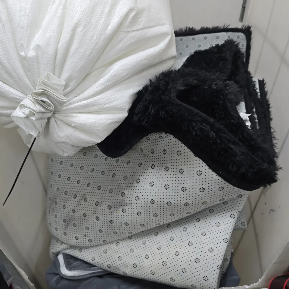 CAGE OF APPROXIMATELY 5 ASSORTED HOUSEHOLD ITEMS TO INCLUDE METAL RULER, ETC - COLLECTION ONLY