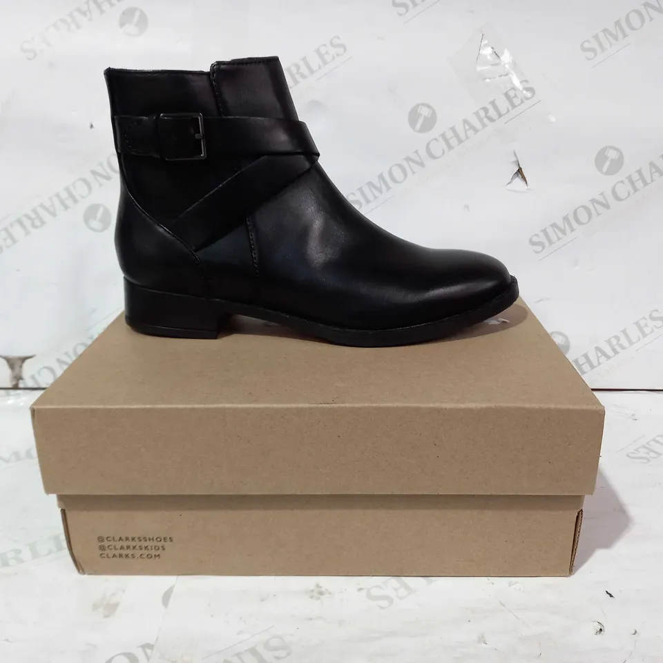 BOXED PAIR OF CLARKS HAMBLE BUCKLE LEATHER ANKLE BOOTS IN BLACK UK SIZE 4.5