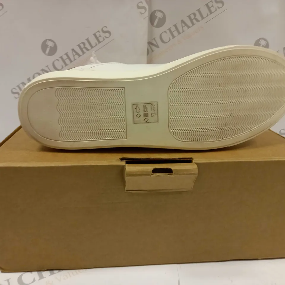 BOXED PAIR OF MAISON DE NIMES LEATHER ZIP SIDE TRAINERS IN WHITE - SIZE 6