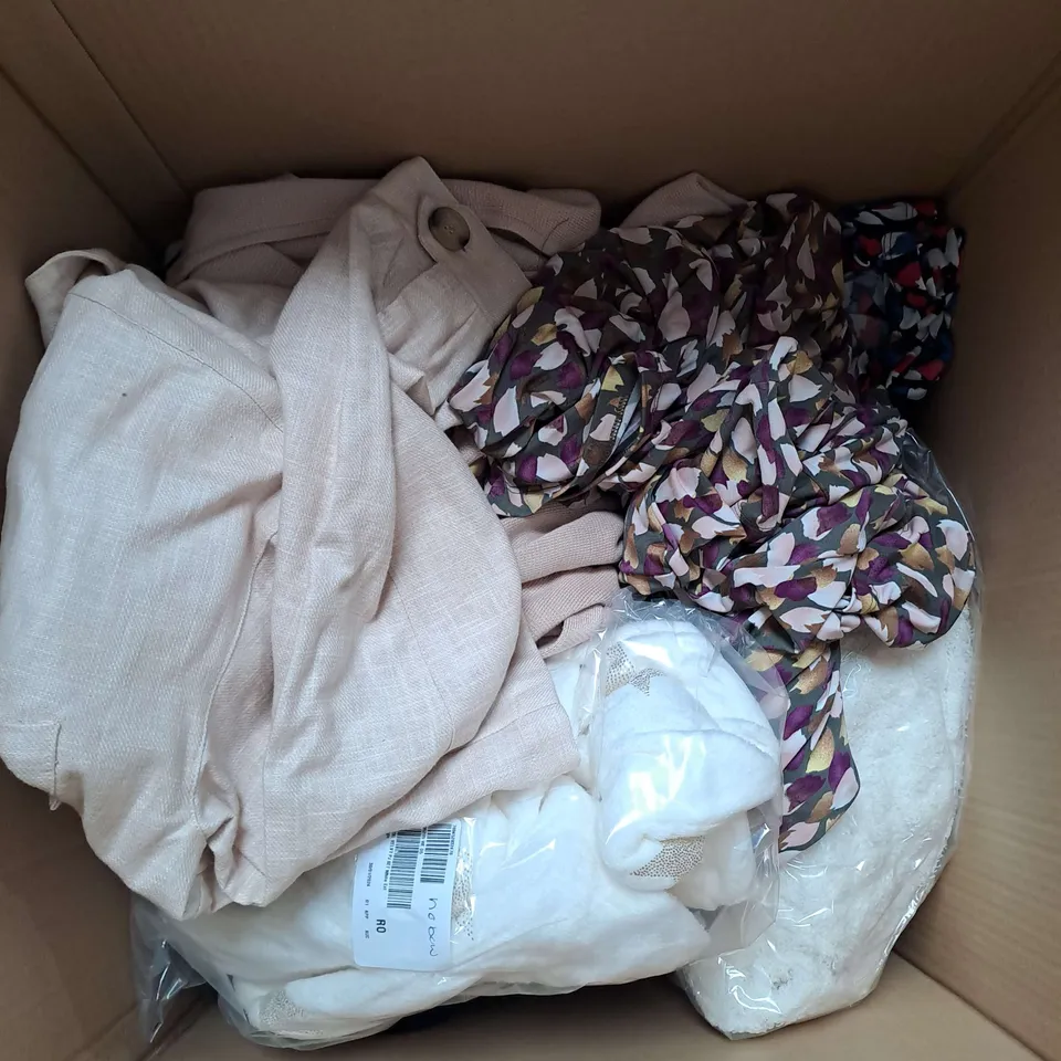 BOX OF APPROX 20 ASSORTED CLOTHING ITEMS TO INCLUDE - DRESSES, LOUNGE SET, ROBE ETC