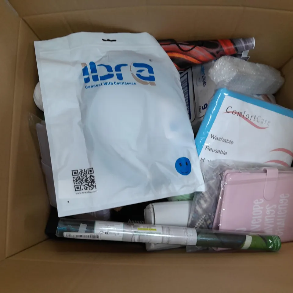 APPROXIMATELY 15 ASSORTED HOUSEHOLD ITEMS TO INCLUDE VACUUM CLEANER HEAD, PAINTWIZ SCUTTLE LINERS, WATERPROOF BED PAD, ETC