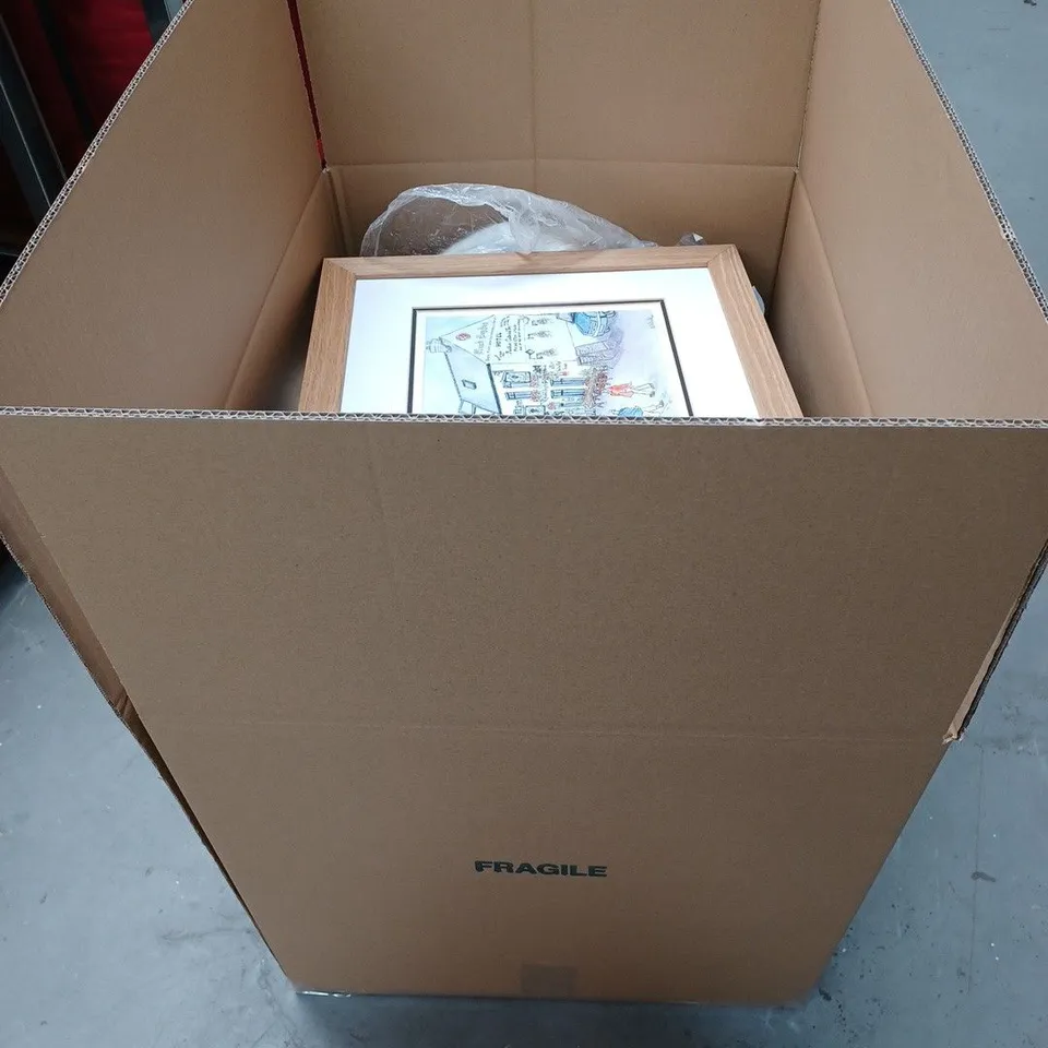 LOT TO CONTAIN APPROXIMATELY 25 ASSORTED HOMEWARE GOODS & PRODUCTS, INCLUDES PICTURES, KITCHEN ITEMS AND THROWS