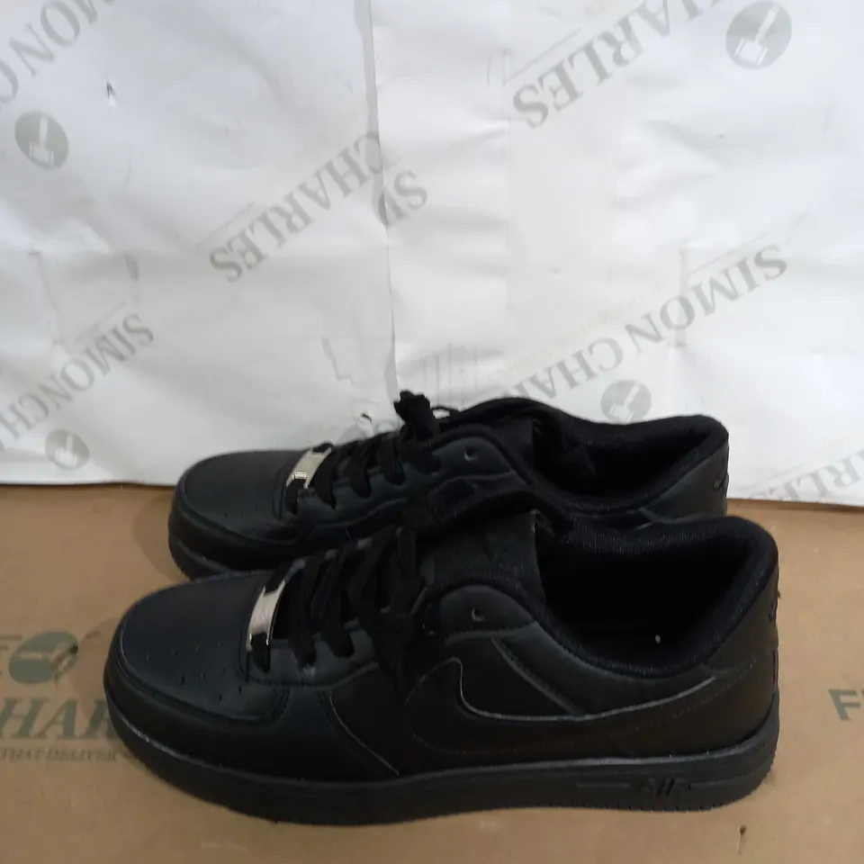 PAIR OF NIKE AIR FORCE 1 IN BLACK SIZE 6.5