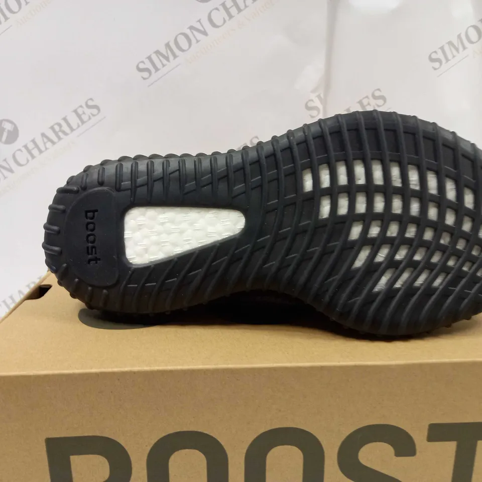 BOXED PAIR OF YEEZY ORIGINALS BOOST 350 V2 SHOES UK SIZE 8