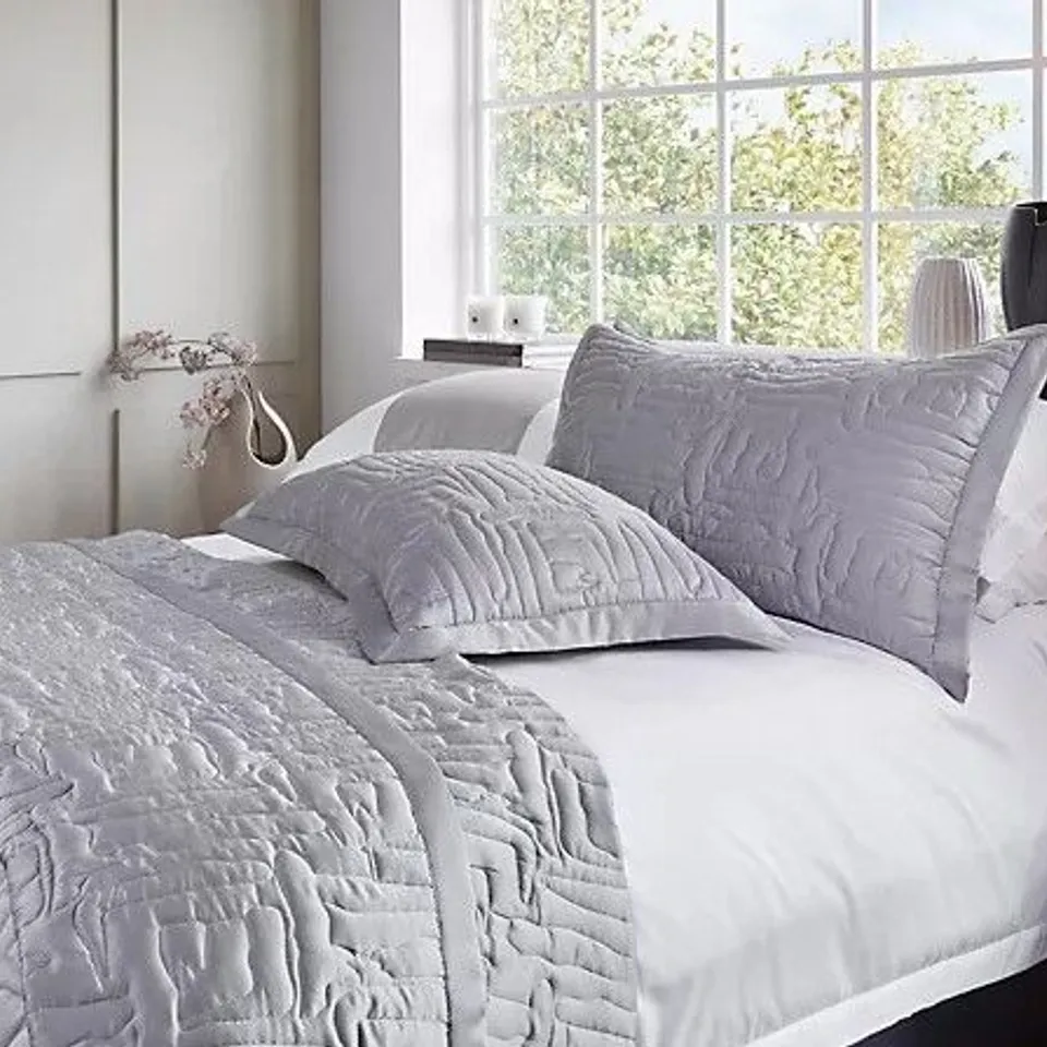 K BY KELLY HOPPEN ABSTRACT GEO BEDSPREAD AND SET OF 2 SHAMS SILVER GREY SUPER KING