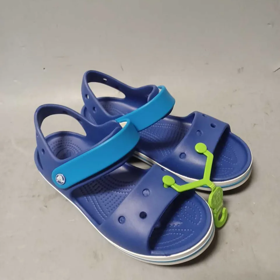 PAIR OF CHILDRENS CROC SANDALS IN BLUE - 3