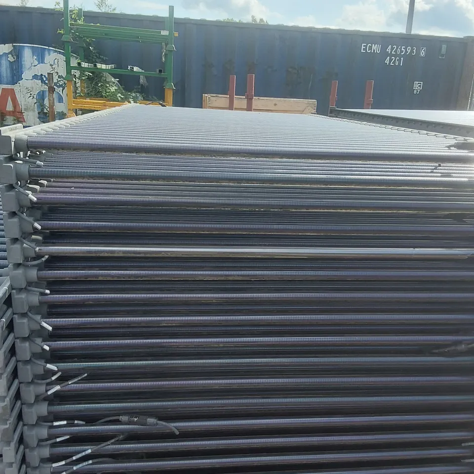 PALLET CONTAINING A VERY LARGE QUANTITY OF SOLAR PANELS